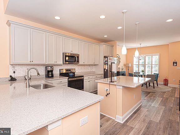 3rd image of 37843 Green Leaf Ln #20