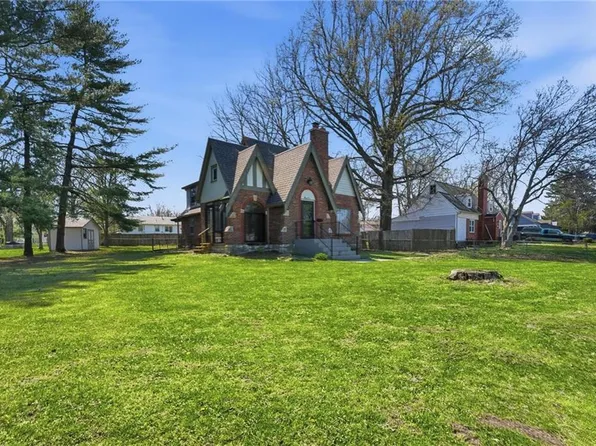 9621 E 33rd St S, Independence, MO 64052