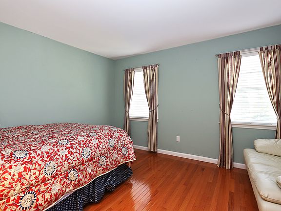 2nd image of 1011 Sunset St