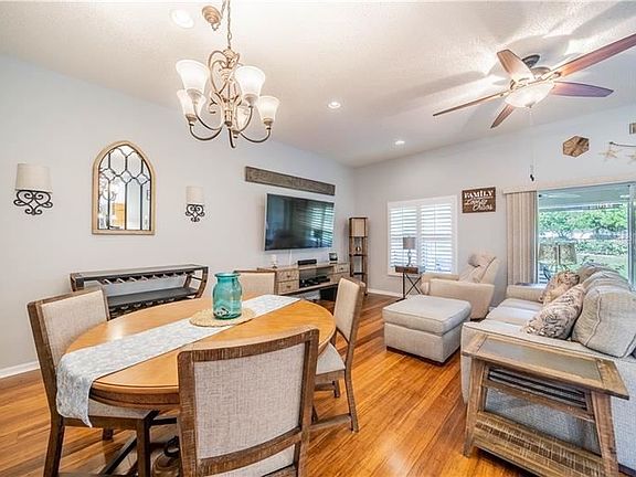 5th image of 942 Villeroy Greens Dr #15