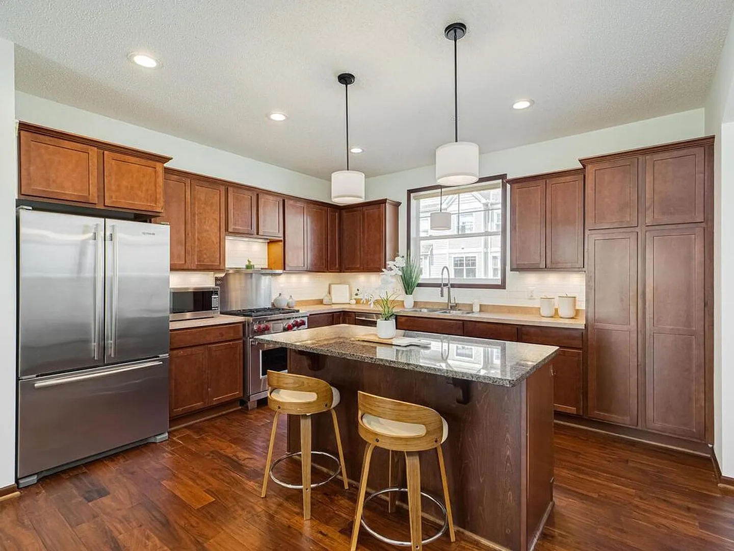 Exceptional Maple Grove 4 bed, 3 bath spacious townhome for rent. — Photo 2