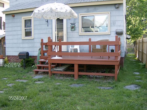 deck w/fenced in yard