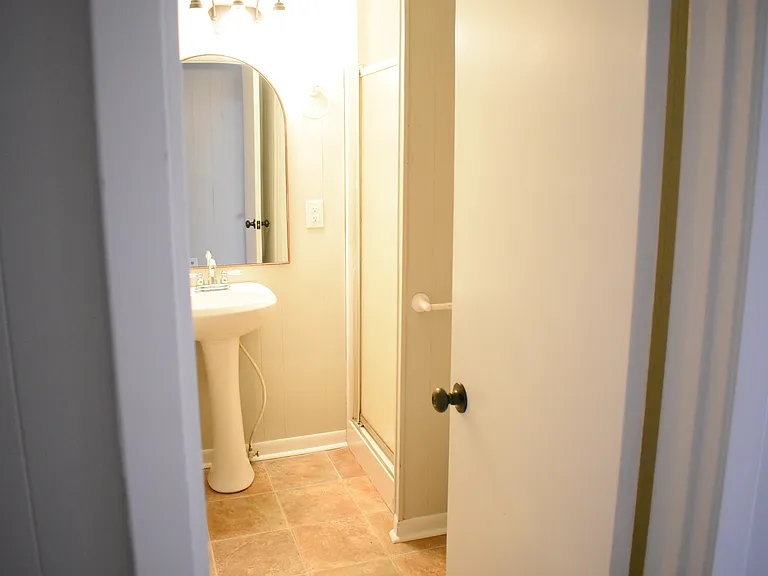 221 N Sanders St — Photo 9
