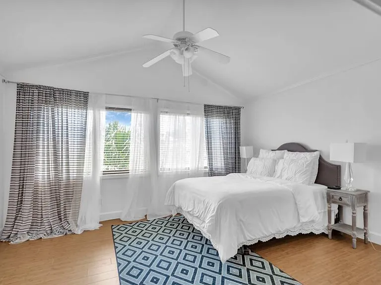 1821 E Barefoot Pl — Photo 9