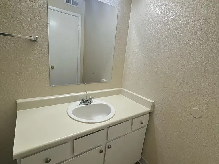 1008 Alvarado Dr SE — Photo 8