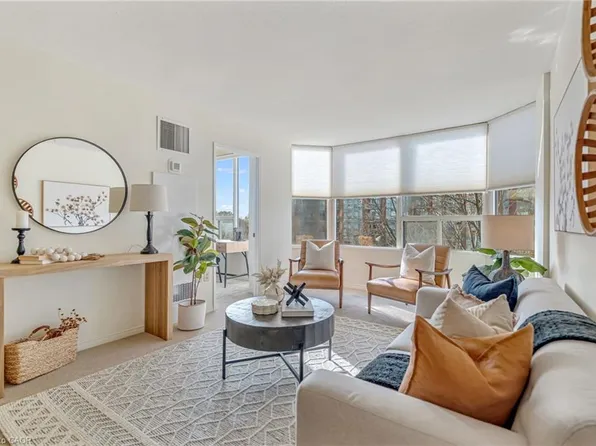 1270 Maple Crossing Blvd #404, Burlington, ON L7S 2J3