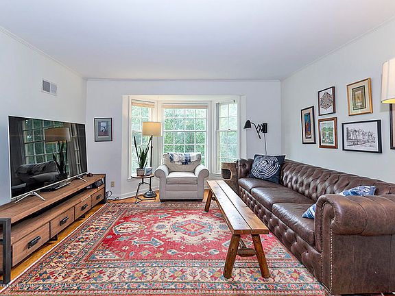 4th image of 345 University Dr