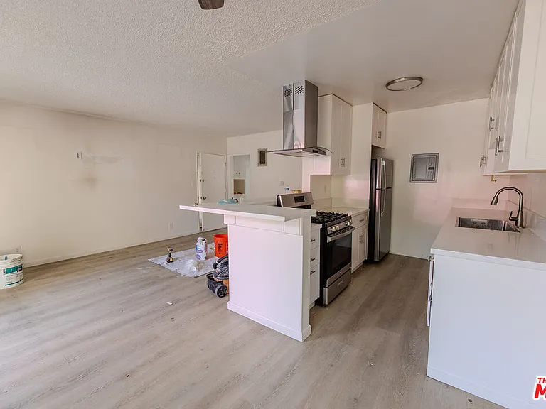 1426 S Orange Grove Ave — Photo 4
