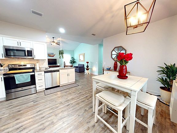 5th image of 105 Saunders Cir