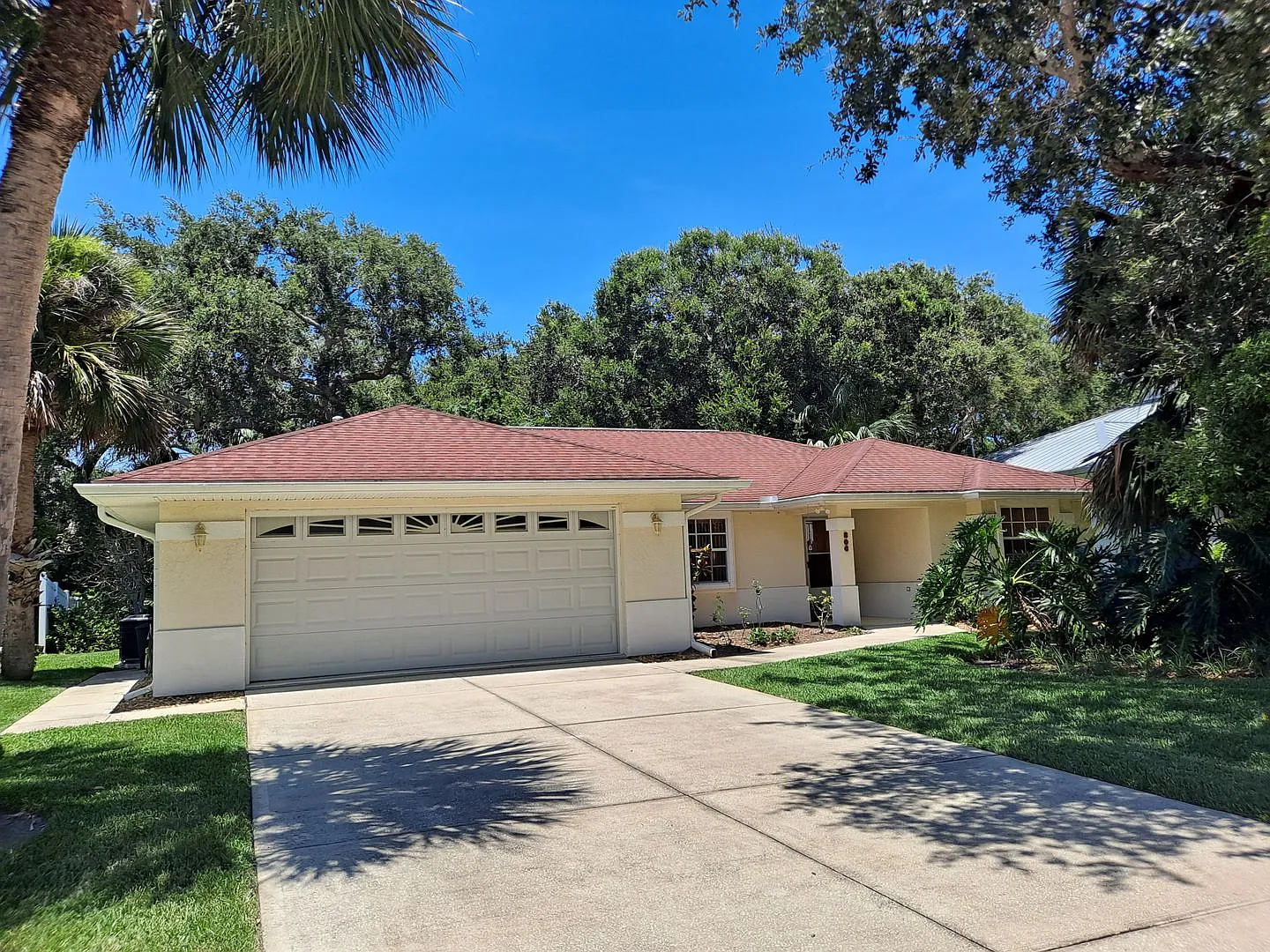 Beachside Nsb Furnished Rental Available Monthly! — Photo 1