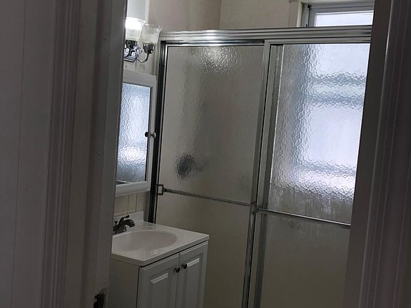 4th image of 2980 Lawton Ave #1