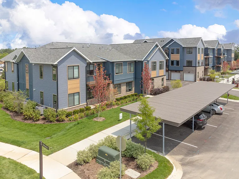 Woodview Commons — Photo 12