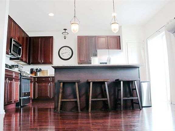 3rd image of 909 Hawthorn Way