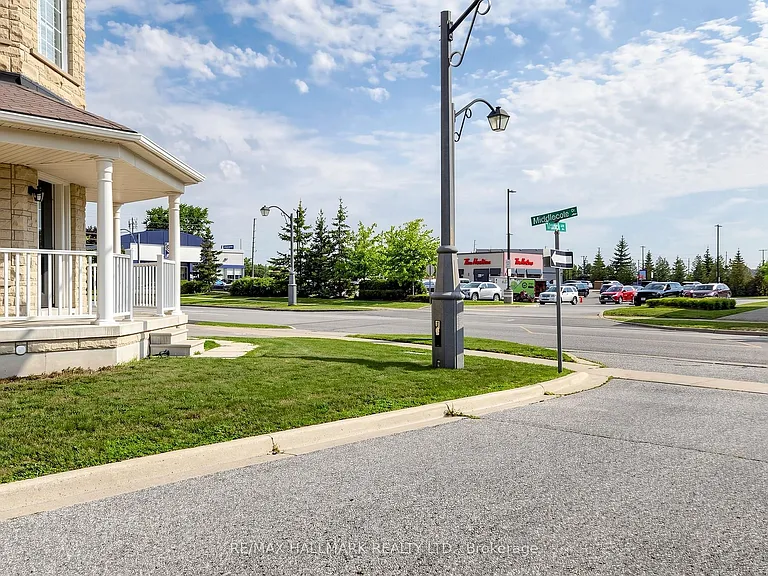 72 Middlecote Dr — Photo 2