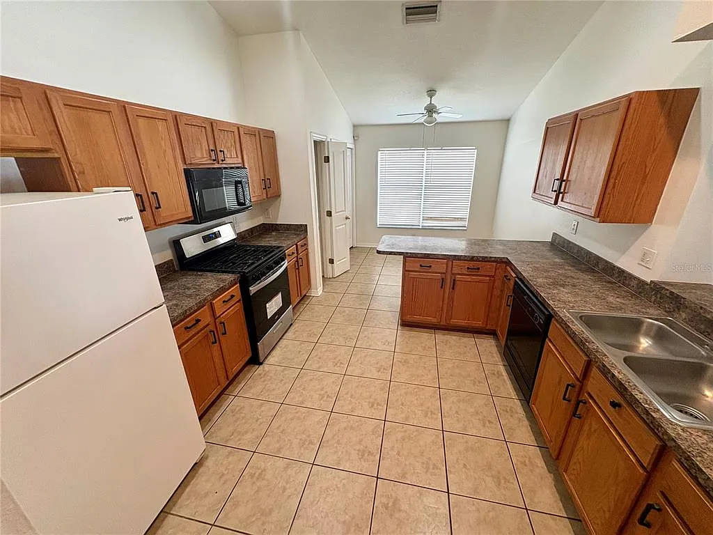 4 bed, 2.0 bath, 1688 sqft, $2,400 — Photo 2