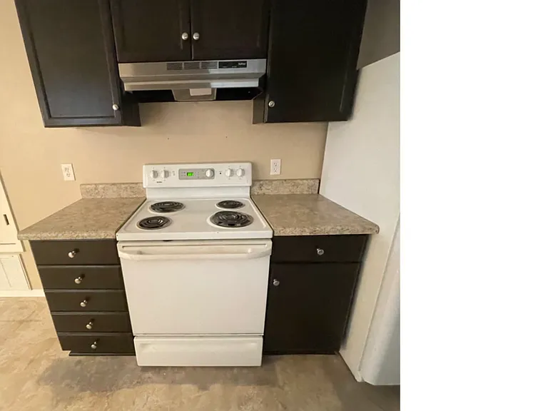 10047 Hillview Dr — Photo 2