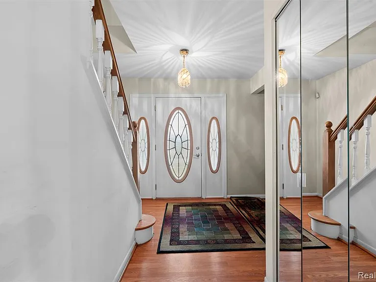 32307 Cambridge Dr — Photo 12