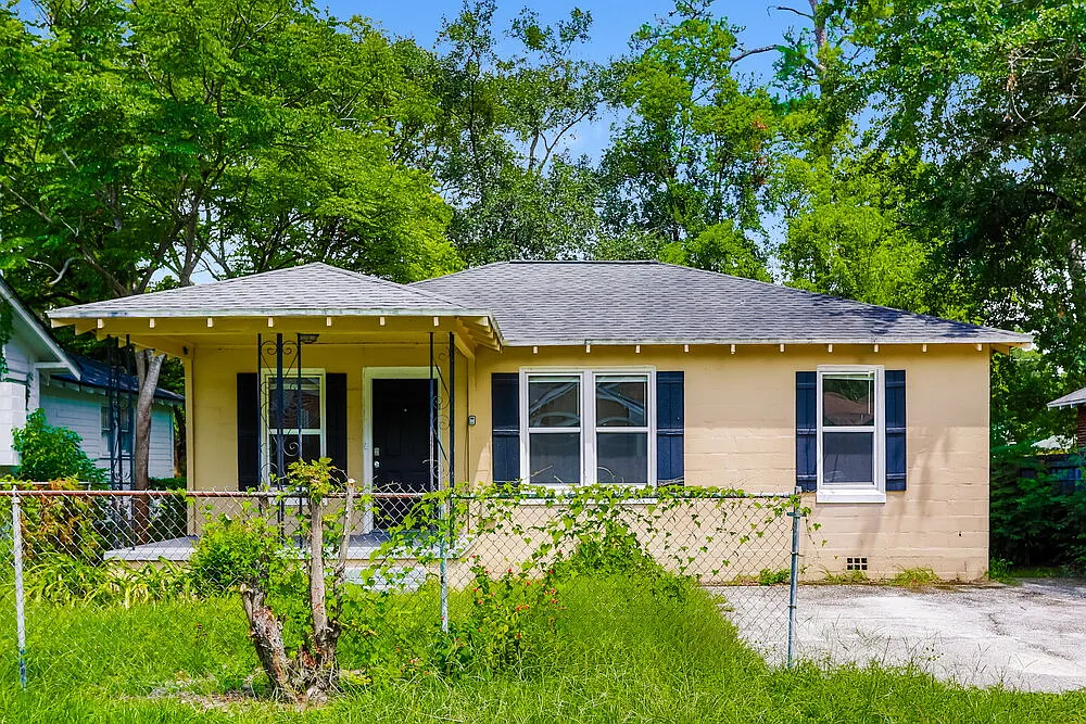 3 bed, 1.0 bath, 884 sqft, $1,250 — Photo 1