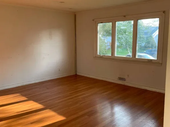 9 N Fordham Rd, Hicksville, NY 11801