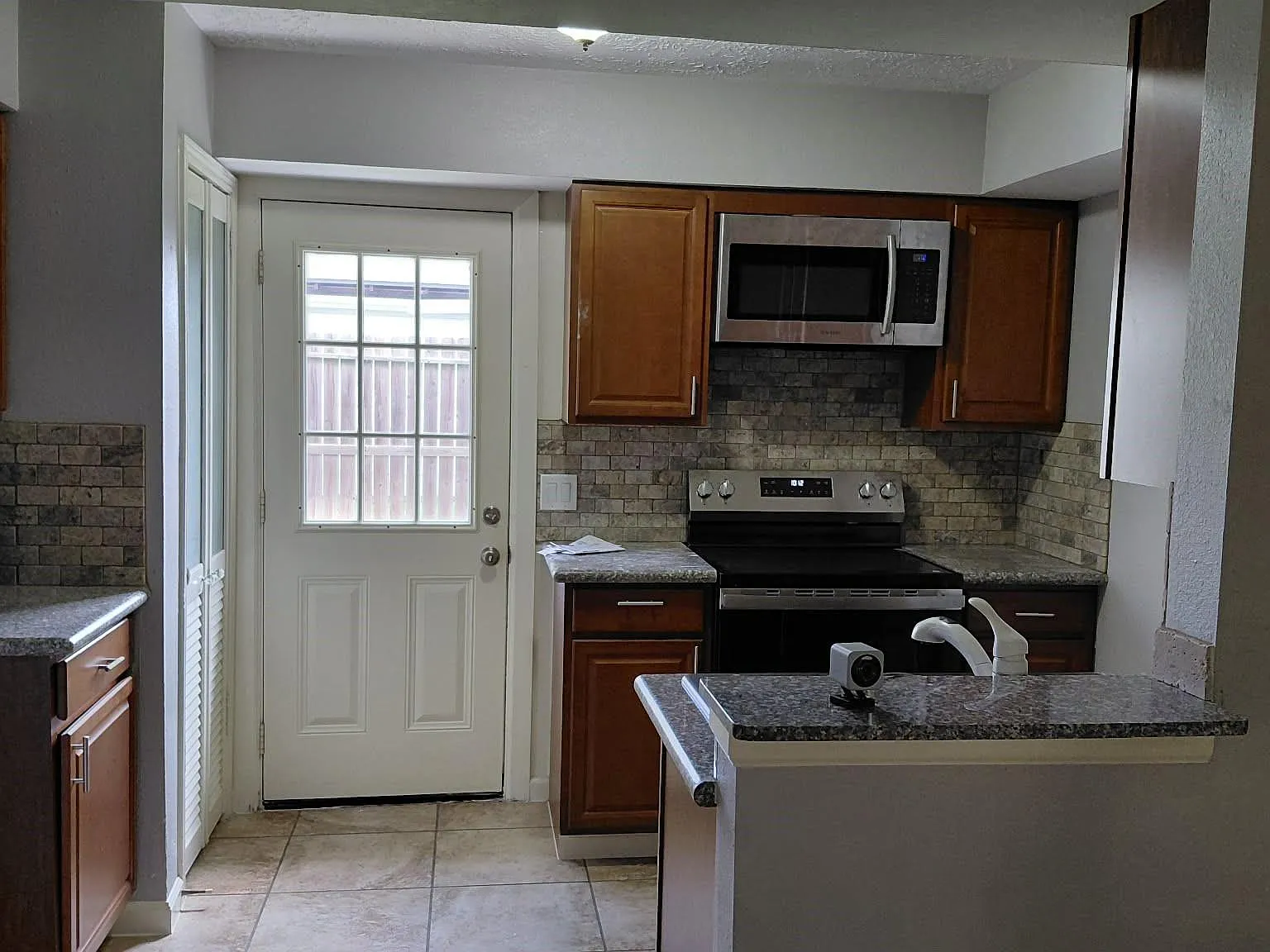 3 bed, 2.0 bath, 1650 sqft, $1,700 — Photo 3