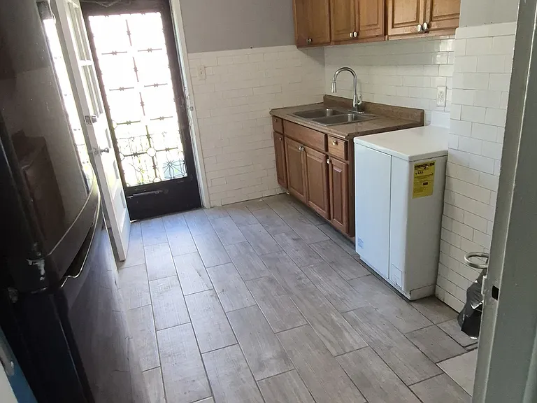 2505 Redwood Ave — Photo 11