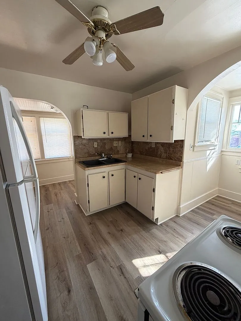 Large 3 bed 2 bath located close to downtown — Photo 2