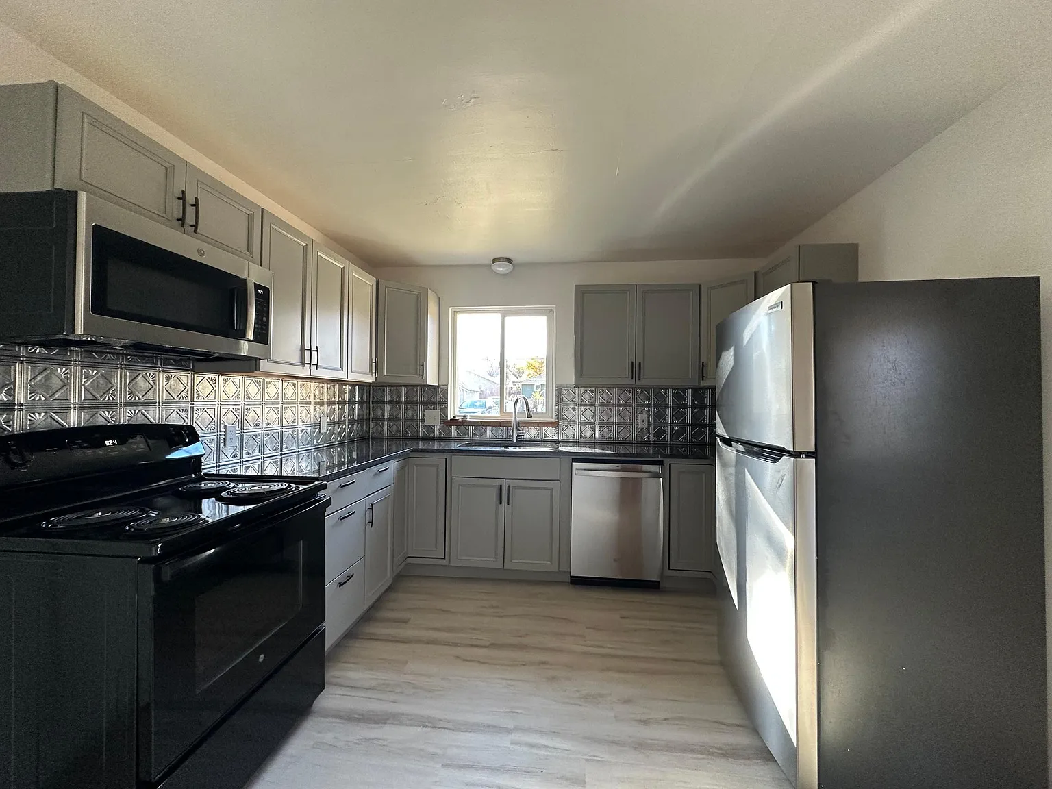 3 bed, 800 sqft, $2,100 — Photo 2