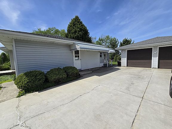 3rd image of 23 Deeringwood Dr
