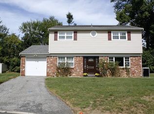 8 Robert Ct, Nanuet, NY 10954