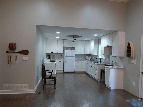 2nd image of 165 Lakeshore Dr