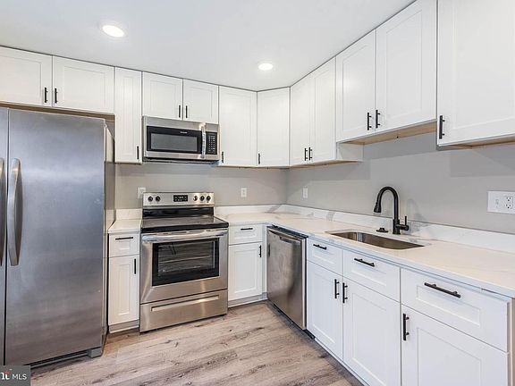 5th image of 1011 N Mount St