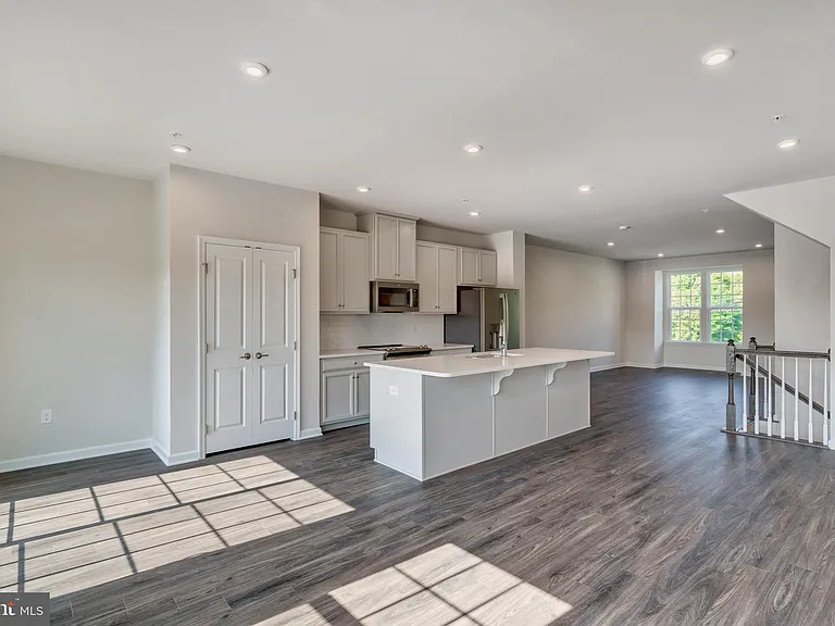 124 Bishop Way — Photo 3