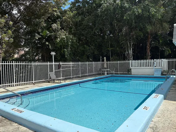 15902 SW 95th Ave W, Miami, FL