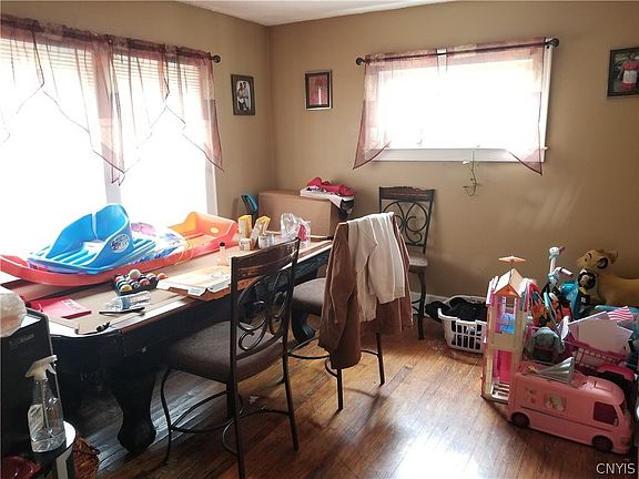 5th image of 115 Elmhurst Ave
