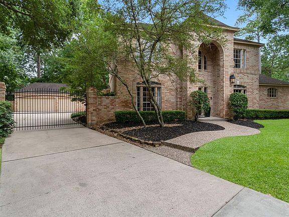 View of home from driveway with gate!