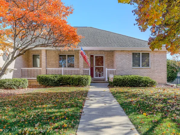 1208 Foxpointe Dr, Sycamore, IL 60178