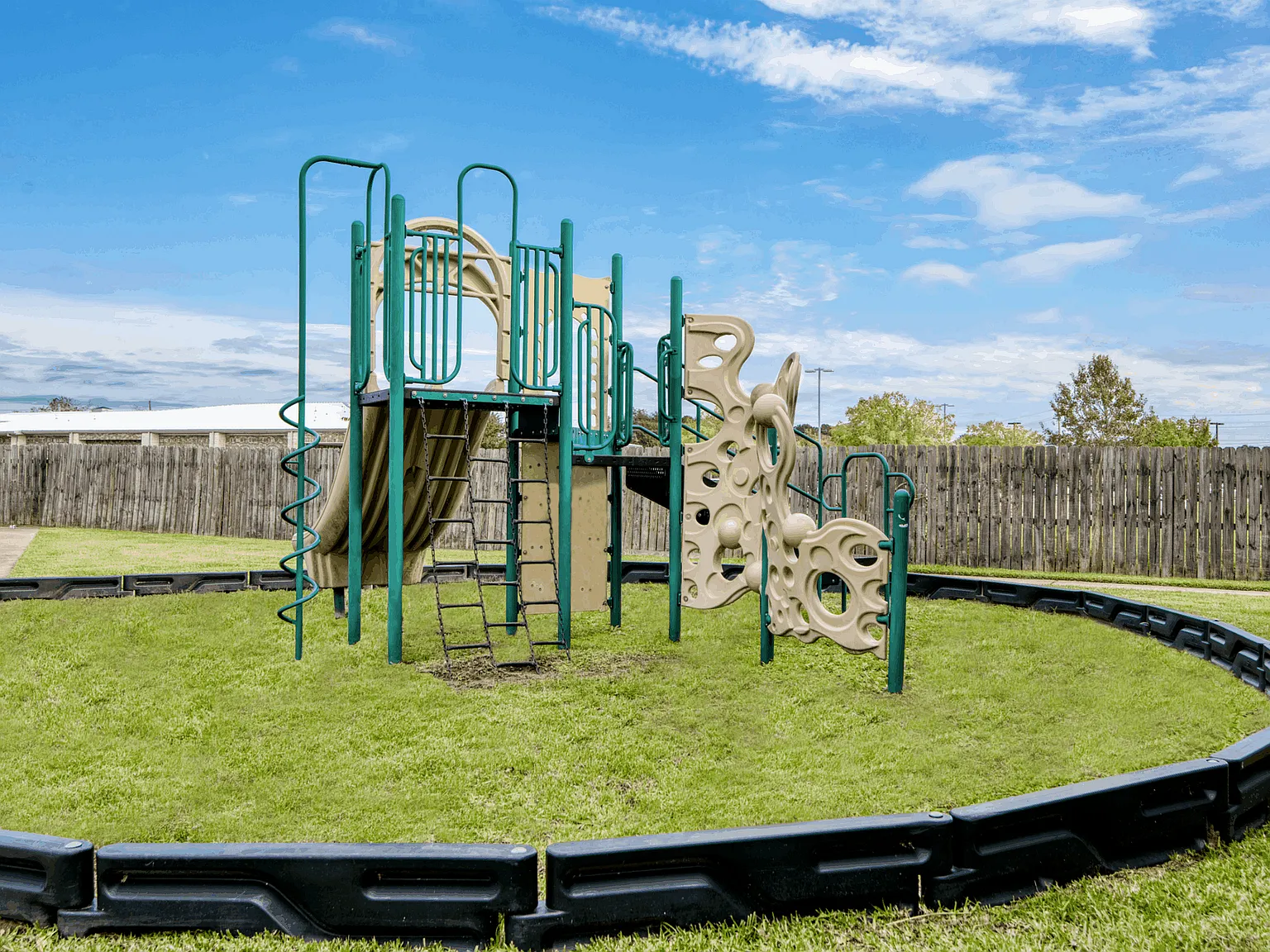 Cypress Bend Apartments — Photo 3