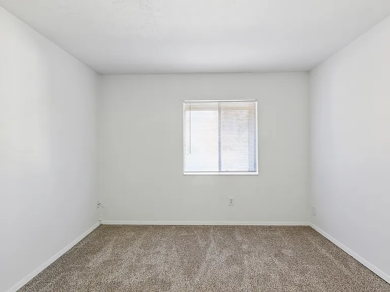 Fairway Club Apartments — Photo 34
