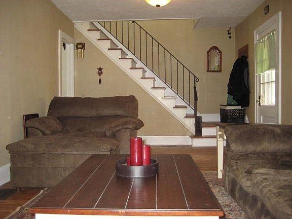 LR, Entry & Open Staircase