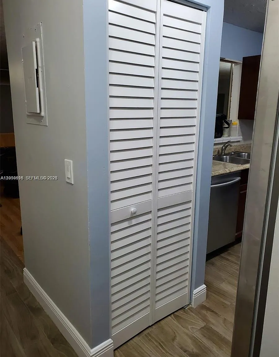 Canongate Condominium — Photo 3