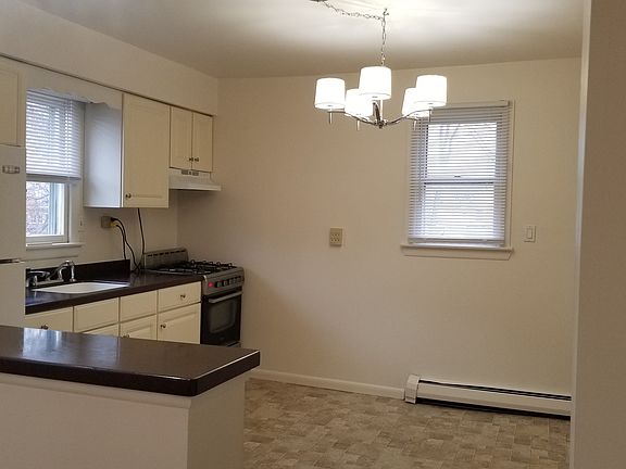 2nd image of 934 W 4th St #2FR