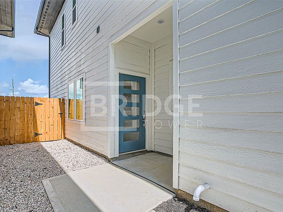 3rd image of 33107 Oak Heights Pl
