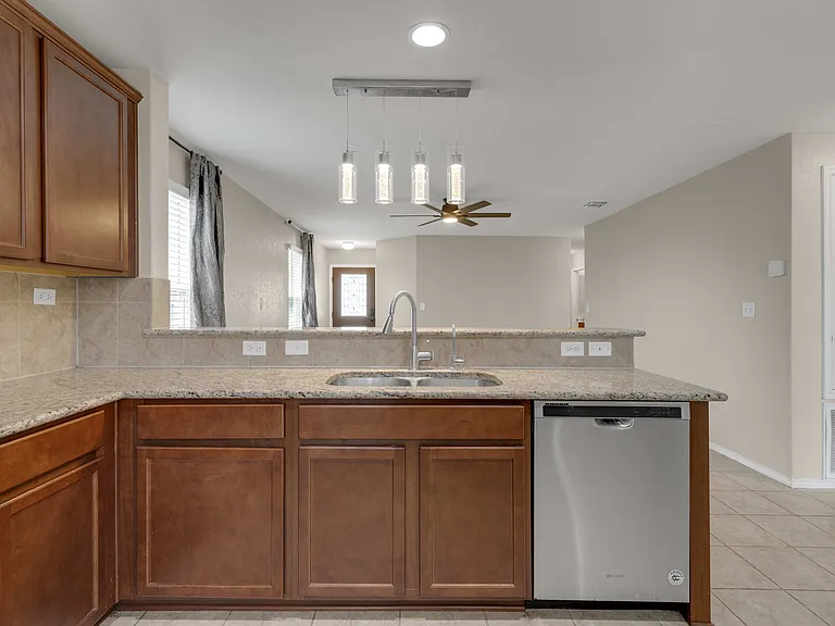 10226 Reyes Hts — Photo 9