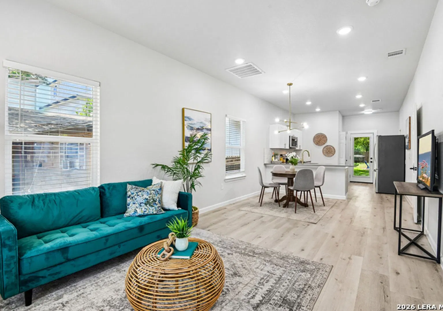 2bed/1bath Newly Renovated House For Lease! Available Now! — Photo 1