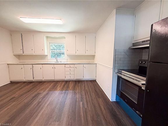 3rd image of 1613 Larkin St
