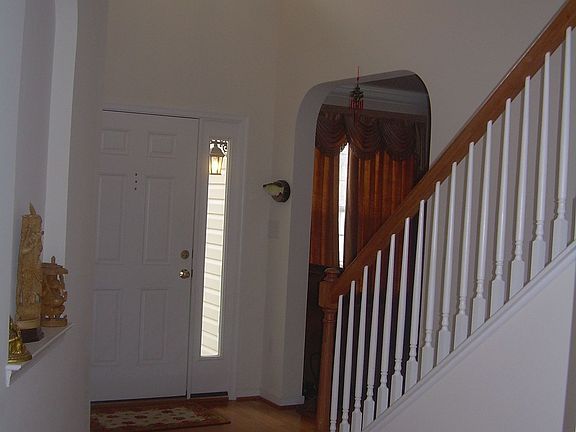Vaulted Foyer w/ Decorative Niche
