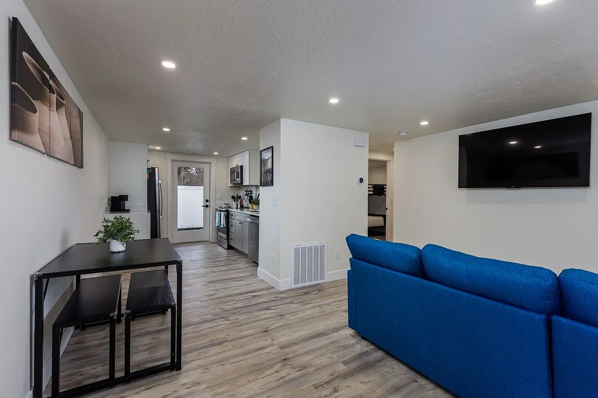 2 bed, 1.0 bath, 900 sqft, $1,900 — Photo 2