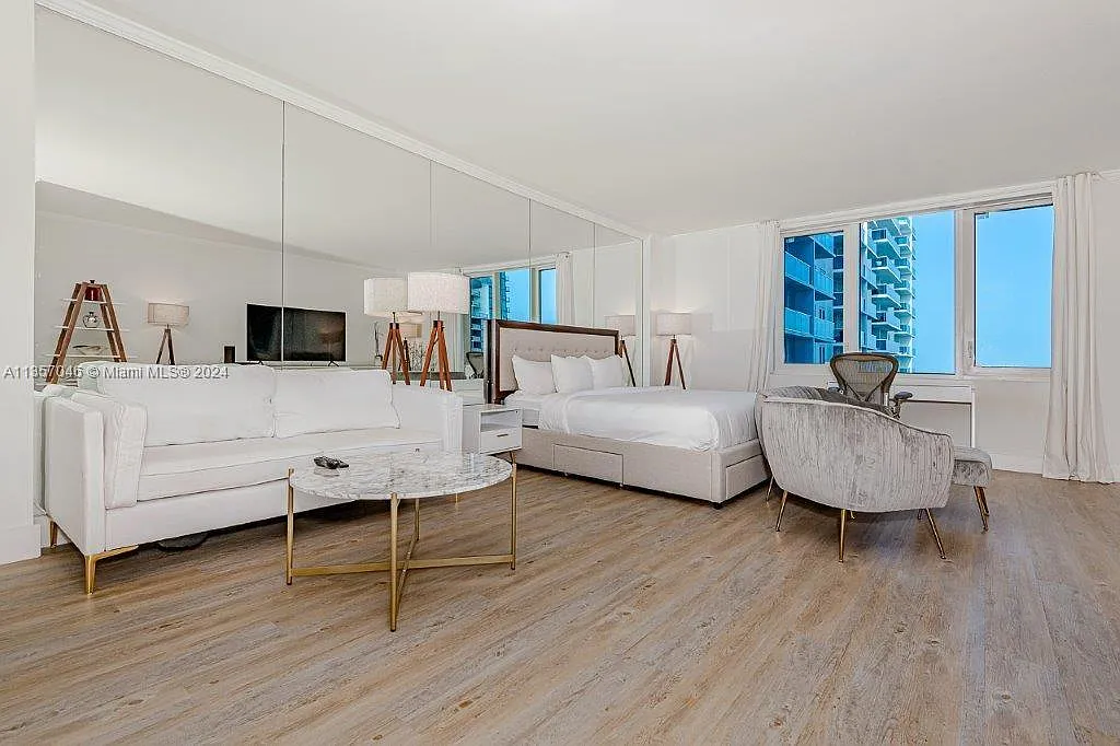 Roney Palace Condo — Photo 4