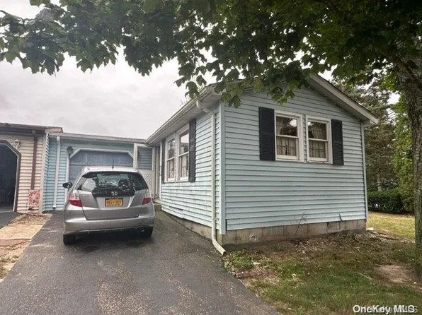 148 Village Circle #148, Manorville, NY 11949