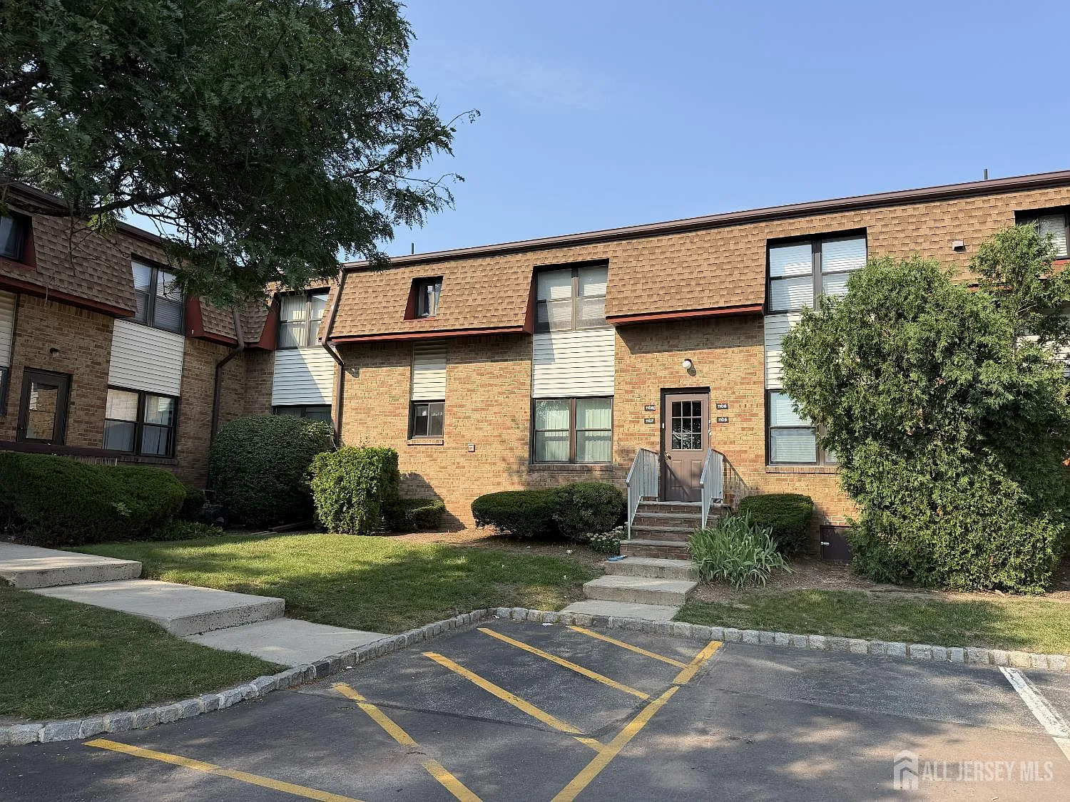 2 bed, 1.5 bath, 1077 sqft, $2,500 — Photo 3